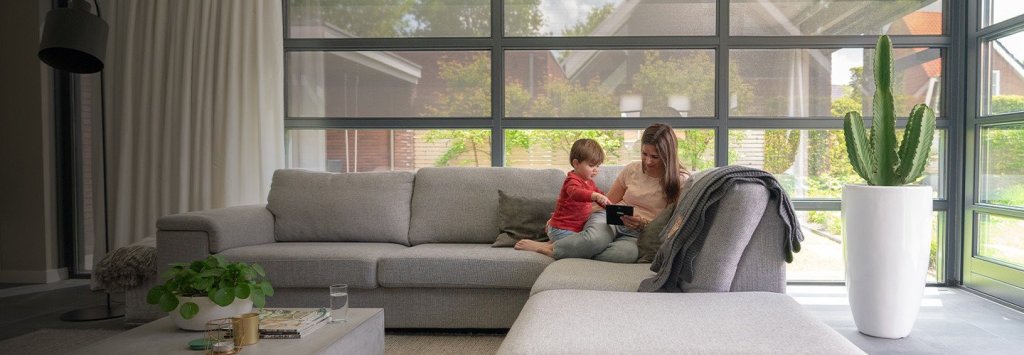 Moderne woonkamer met ritzcreens, ideaal voor buiten zonwering en comfort.
