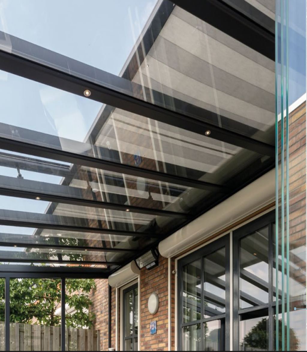 Lamellendak van een stijlvolle terrasoverkapping met glazen panelen en moderne verlichting.
