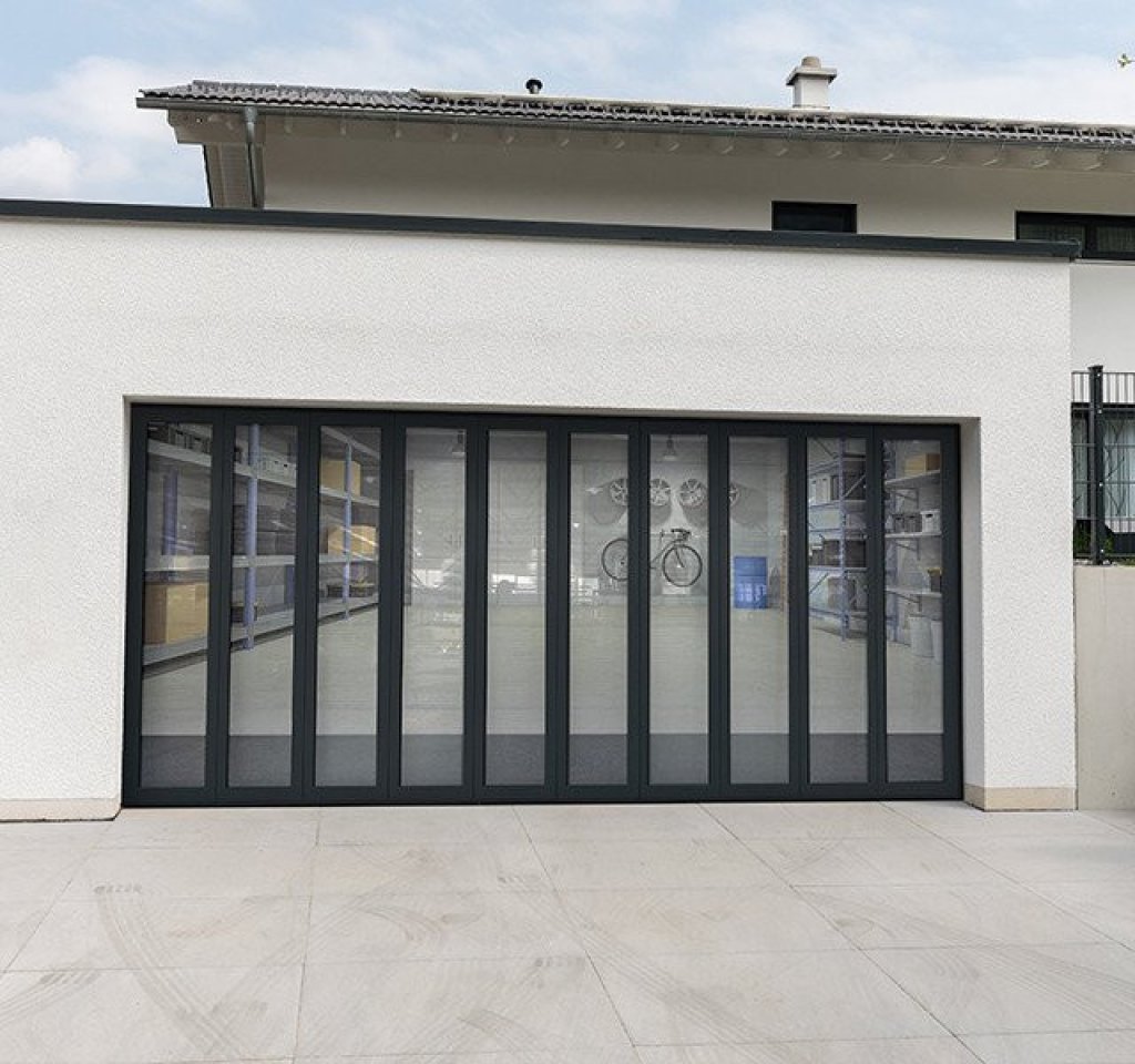 Moderne zijwaartse sectionaaldeur met glazen panelen en een elegant ontwerp, ideaal voor uw woning.