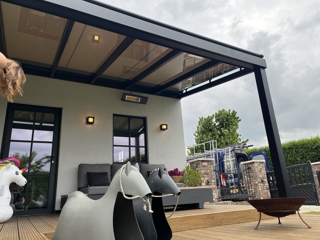 Graue &Uuml;berdachung im Garten mit Holzterrasse in Sittard-Geleen Limburg.