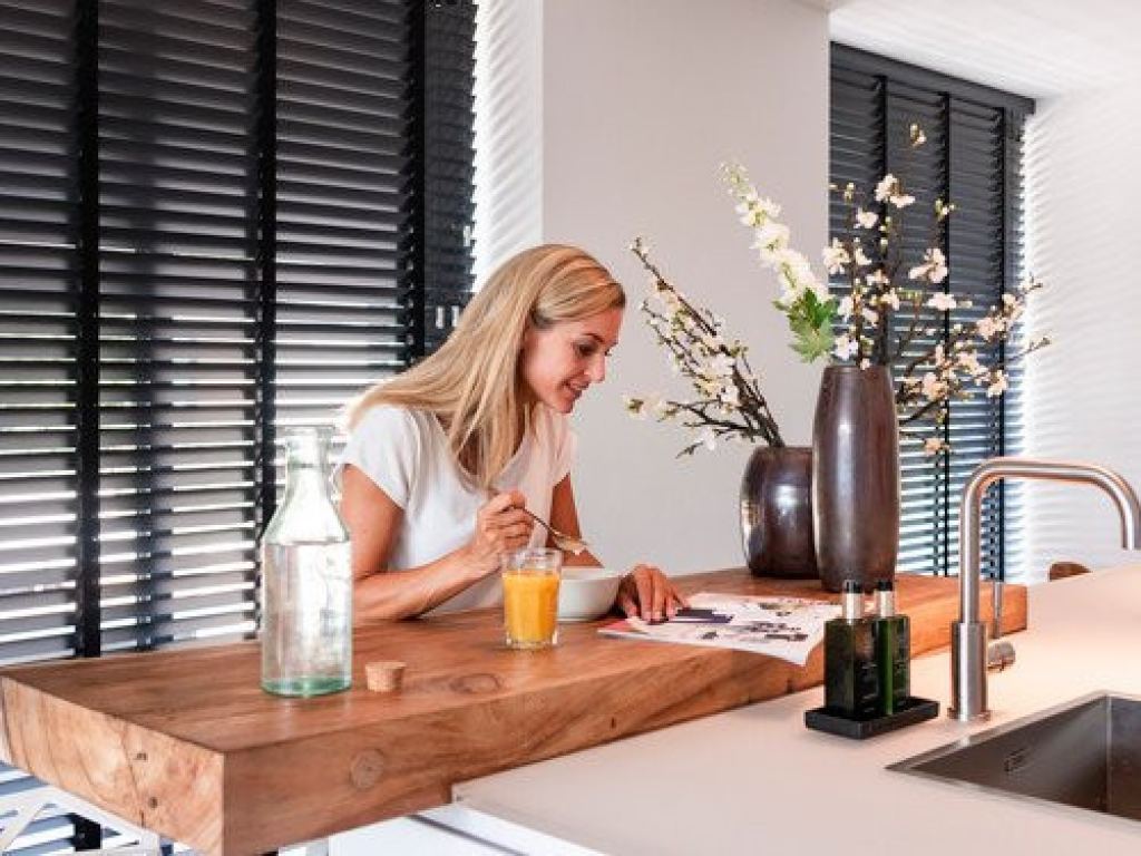 Jaloezie&euml;n in een moderne keuken in Sittard - Geleen &eacute;n Limburg.