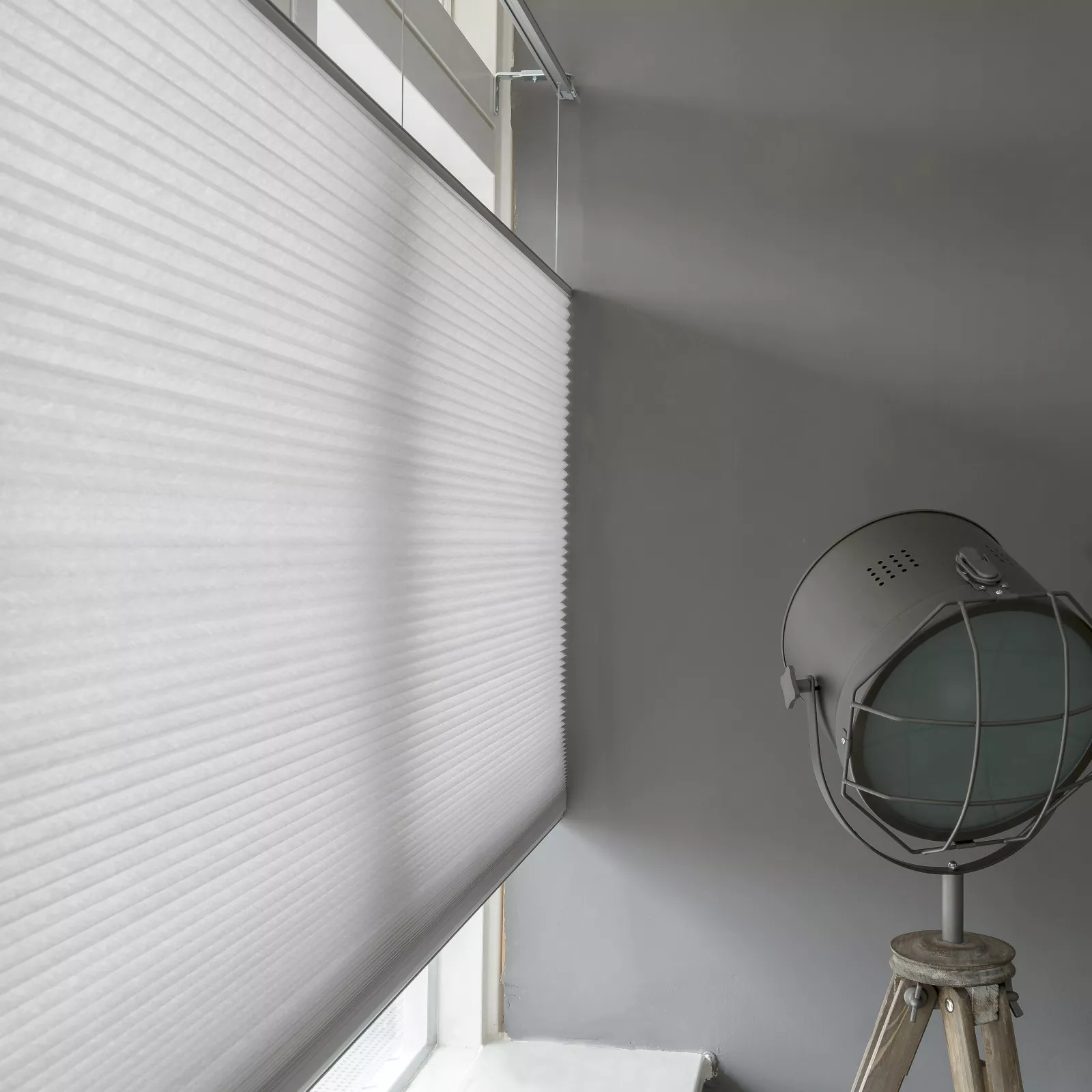 Light-coloured pleated blinds regulating the incoming light elegantly and efficiently in Sittard-Geleen, Limburg