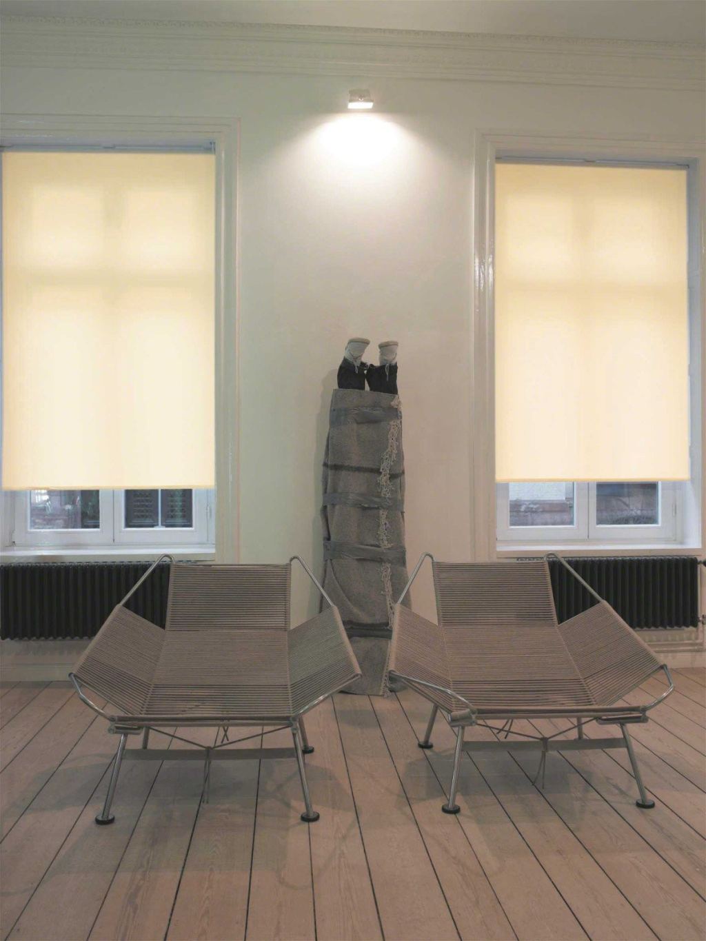 Beige Rollos in einem hellen Zimmer mit modernen M&ouml;beln in Sittard-Geleen, Limburg.