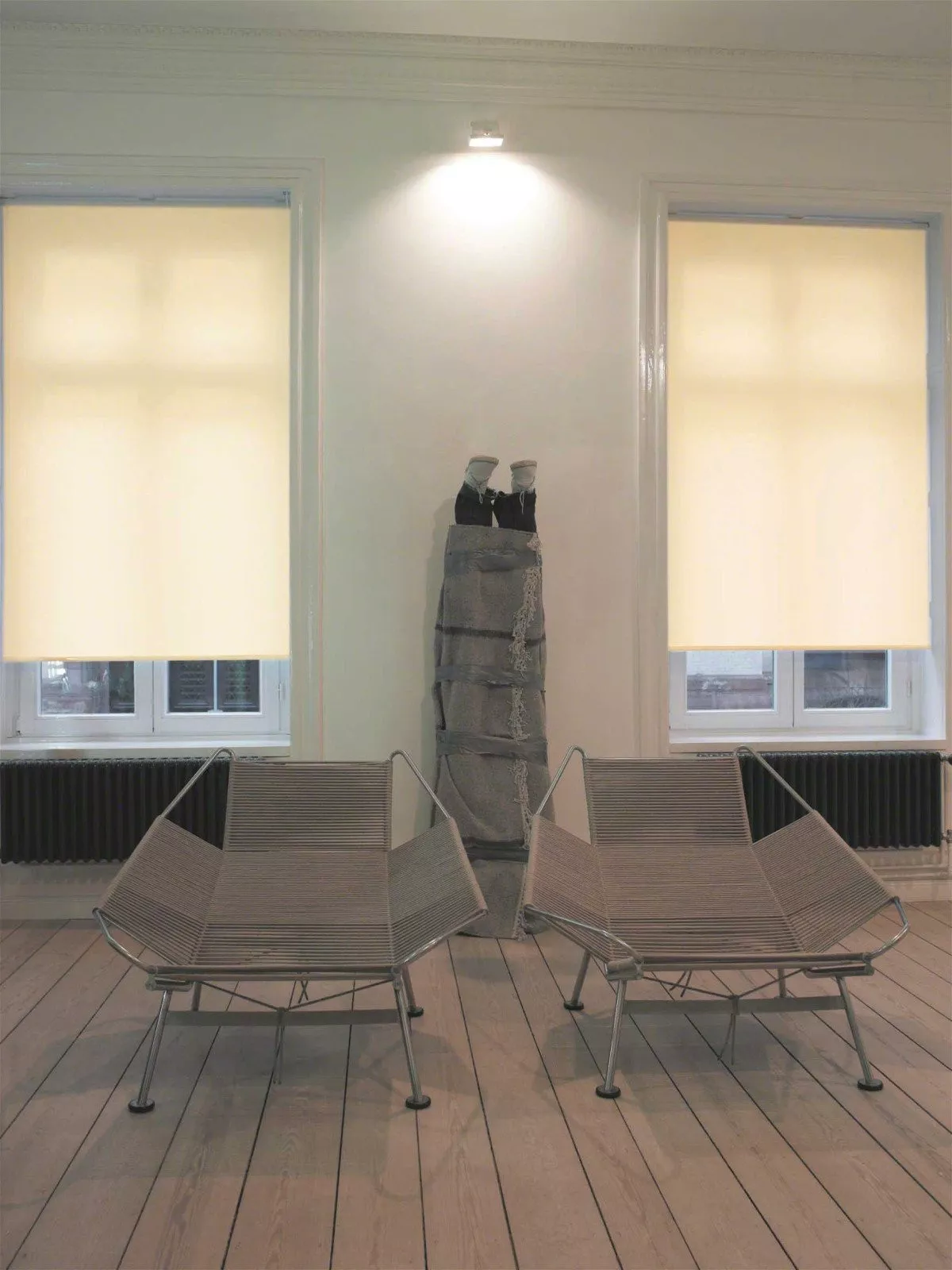 Beige Rollos in einem hellen Zimmer mit modernen Möbeln in Sittard-Geleen, Limburg