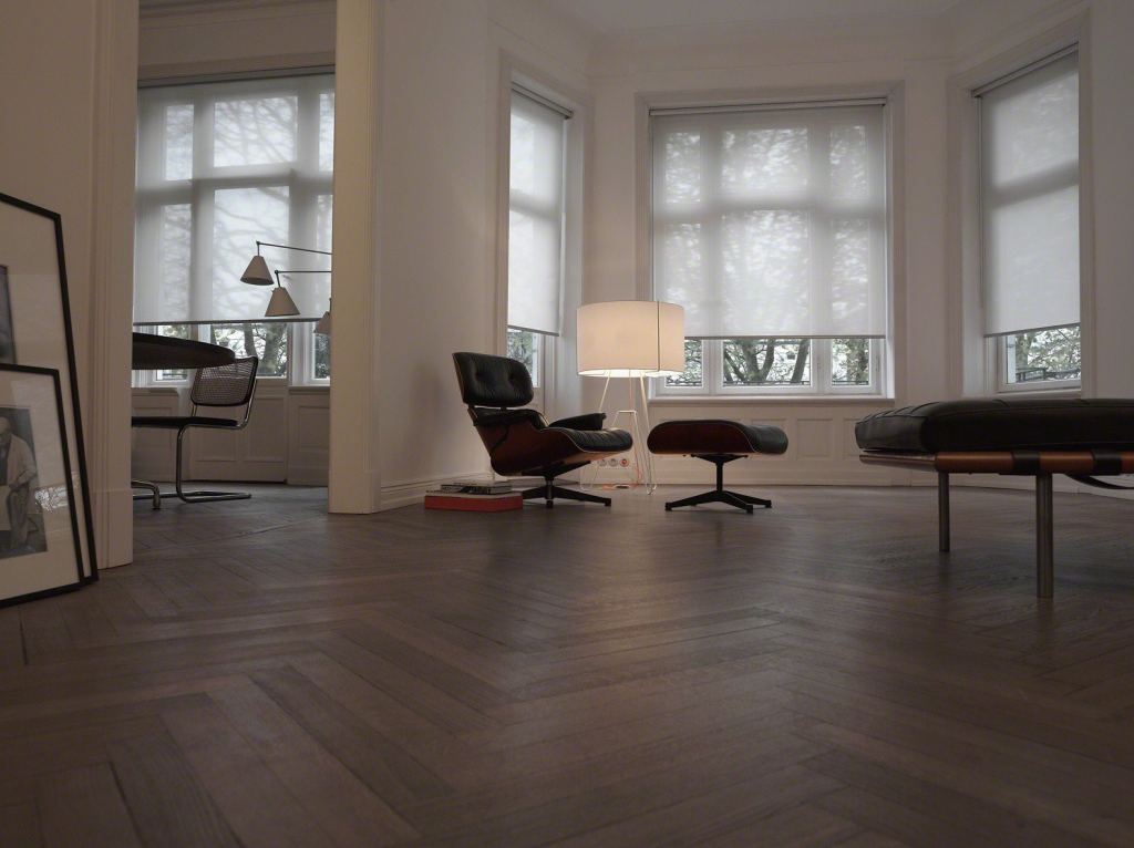 Schlichte Rollos in einem modernen Wohnzimmer in Sittard-Geleen, Limburg.