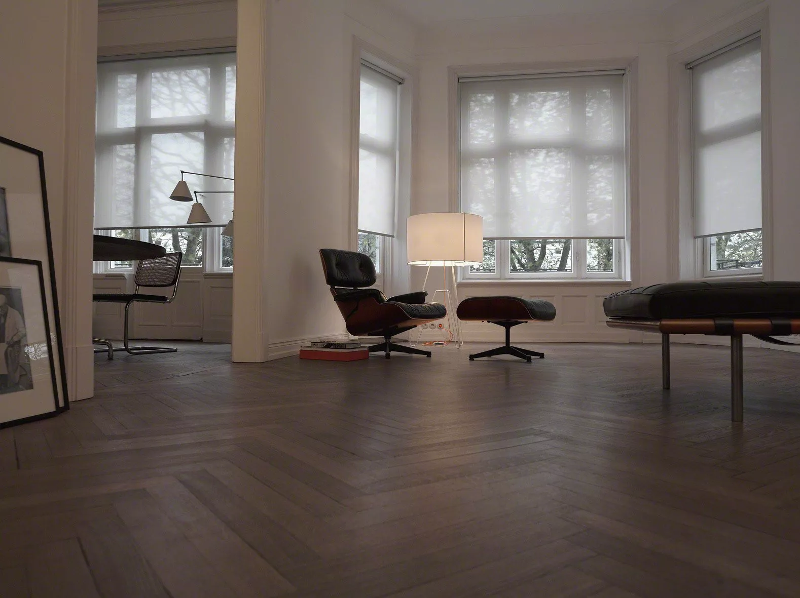 Schlichte Rollos in einem modernen Wohnzimmer in Sittard-Geleen, Limburg
