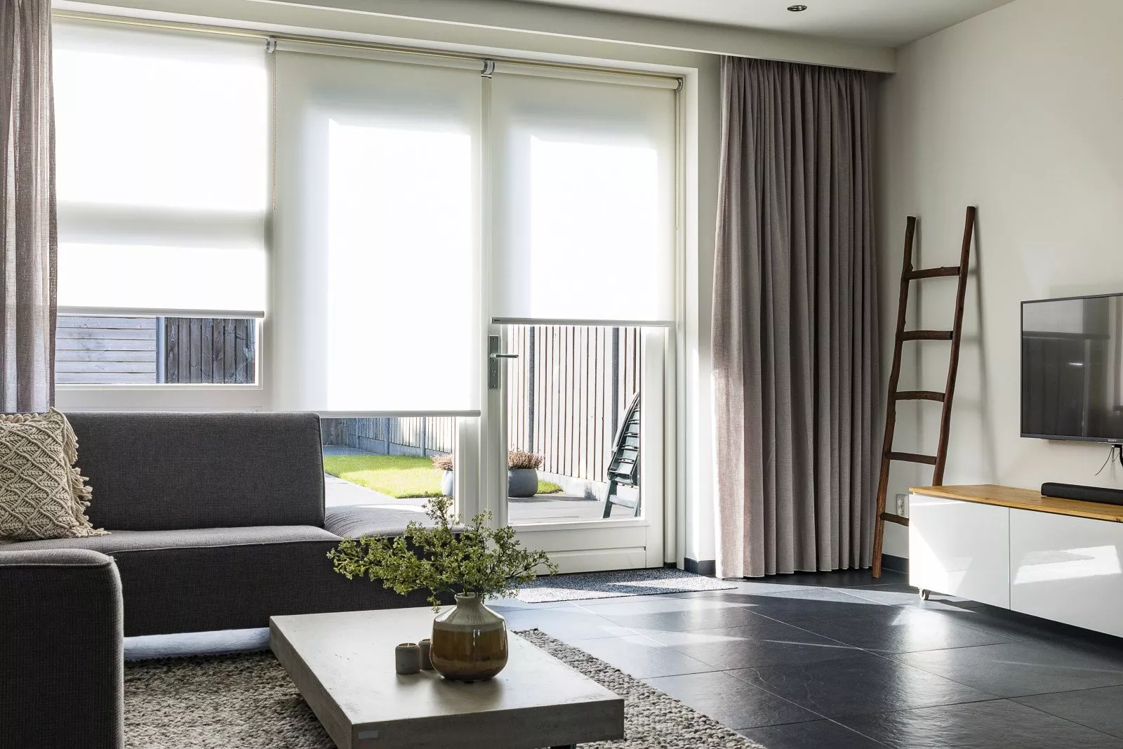 Rollos in schlichtem Design in einem modernen Wohnzimmer in Sittard-Geleen, Limburg