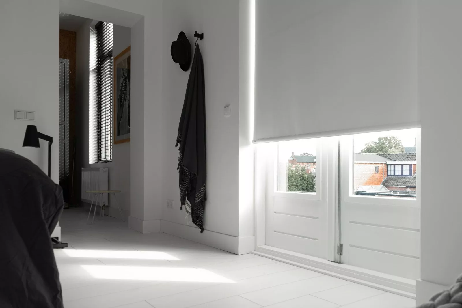 Weißes Rollo nach Maß in einem modernen Schlafzimmer in Sittard-Geleen, Limburg