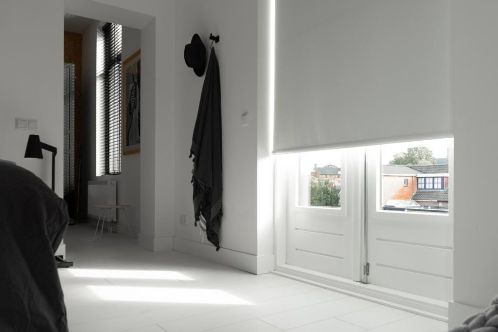 Wit rolgordijn op maat in een moderne slaapkamer in Sittard - Geleen Limburg.