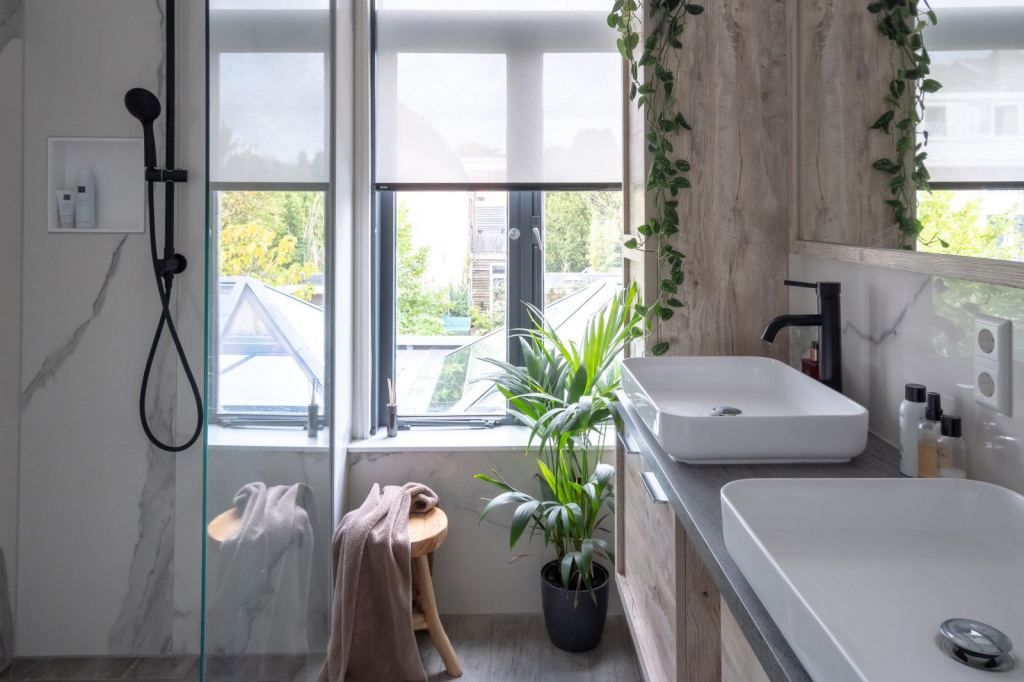 Rolluiken in een moderne badkamer in Sittard-Geleen Limburg.