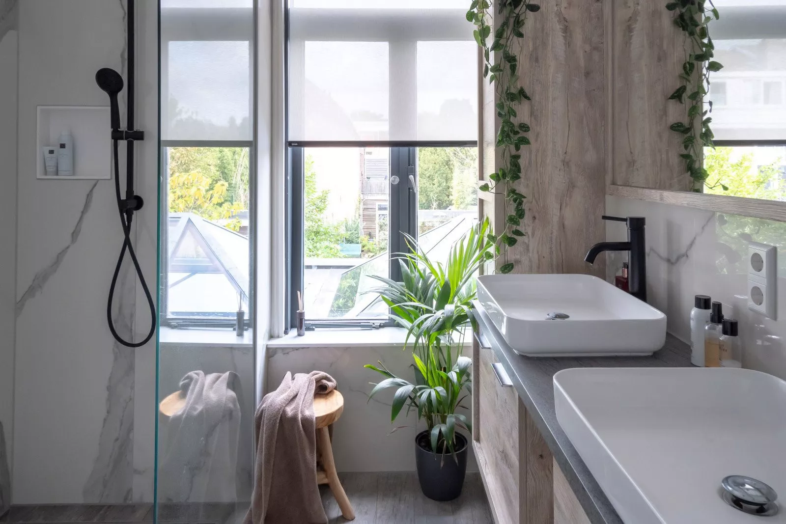 Rollos in einem modernen Badezimmer in Sittard-Geleen, Limburg