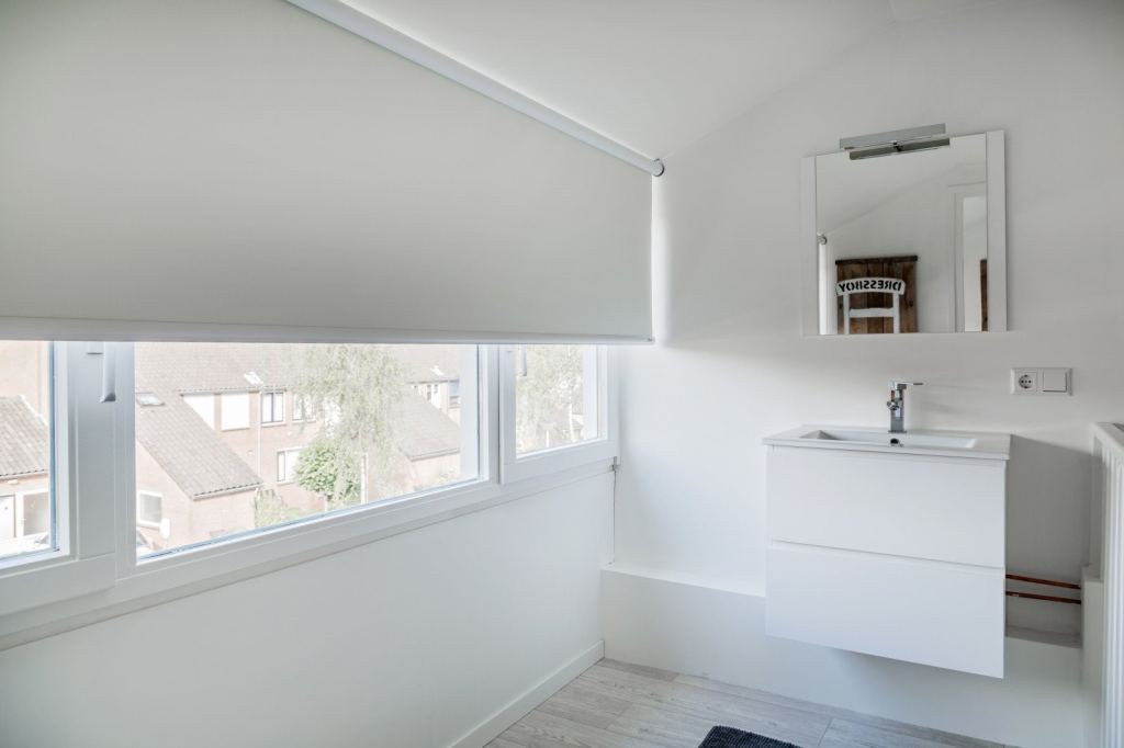 Schlichte wei&szlig;e Rollos in einem modernen Badezimmer in Sittard-Geleen, Limburg.