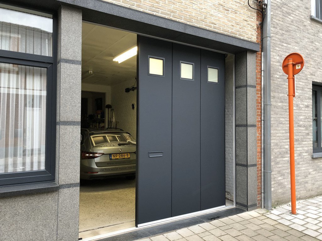 Moderne, grijze sectionaalpoort zijwaarts met drie vensters, ideaal voor garagebeveiliging en esthetiek.