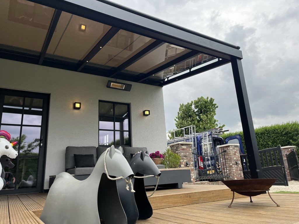 Houdt uw hoofd koel kies voor veranda zonwering geplaatst door Renoco Moderne terrasoverkapping met glazen dak voorzien van veranda zonwering om het hoofd koel te houden.