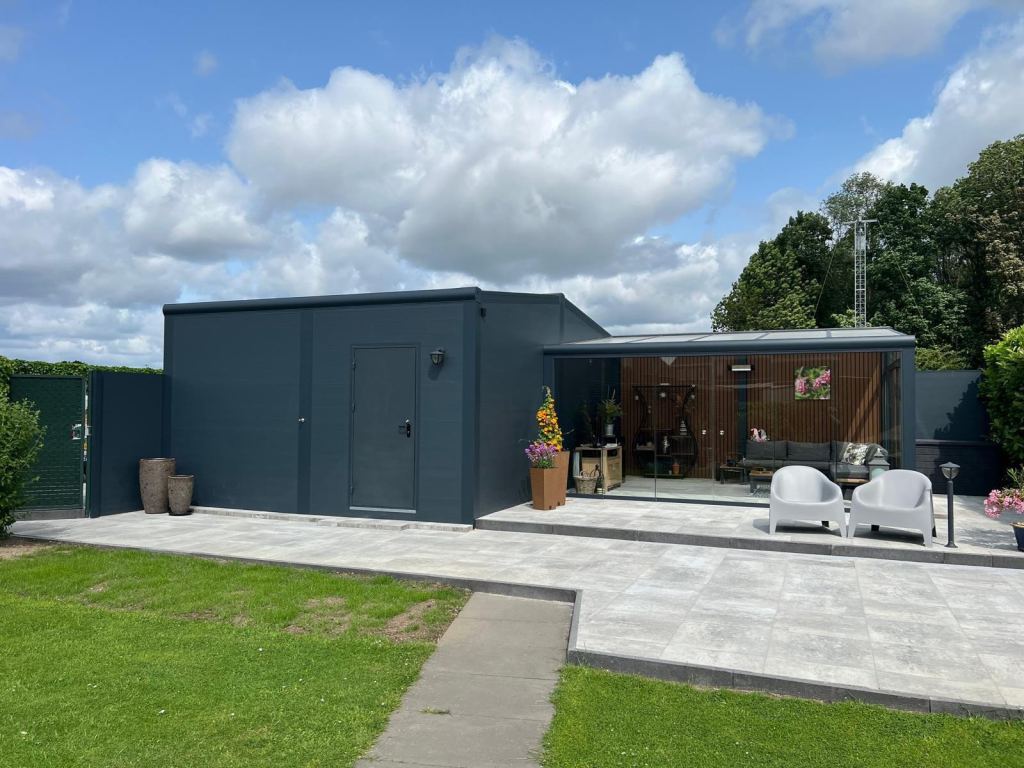 Patio cover with composite cladding in Sittard-Geleen and Limburg.