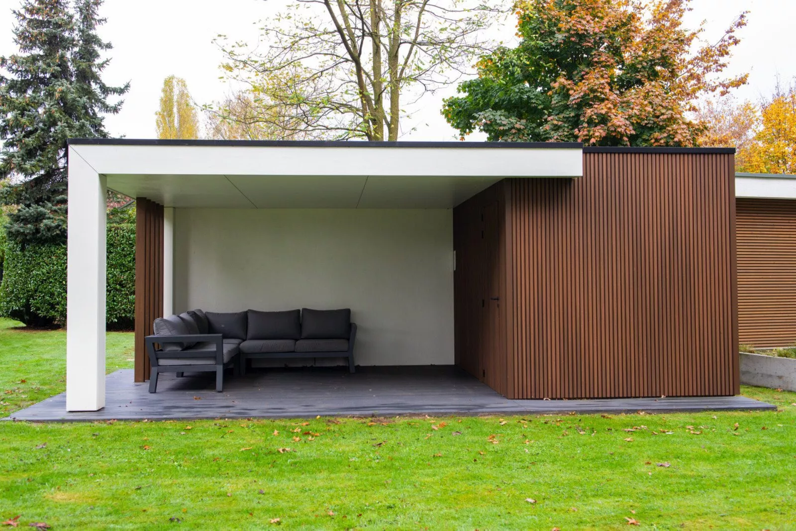 Composite cladding on a patio cover in Sittard-Geleen or elsewhere in Limburg.