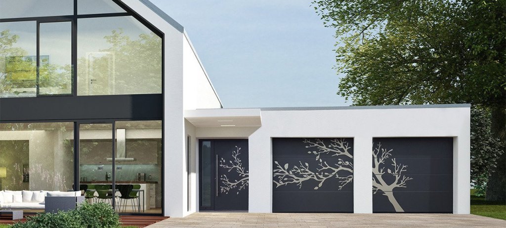 Moderne design garagepoorten met decoratief boommotief op een luxe woning in Limburg.