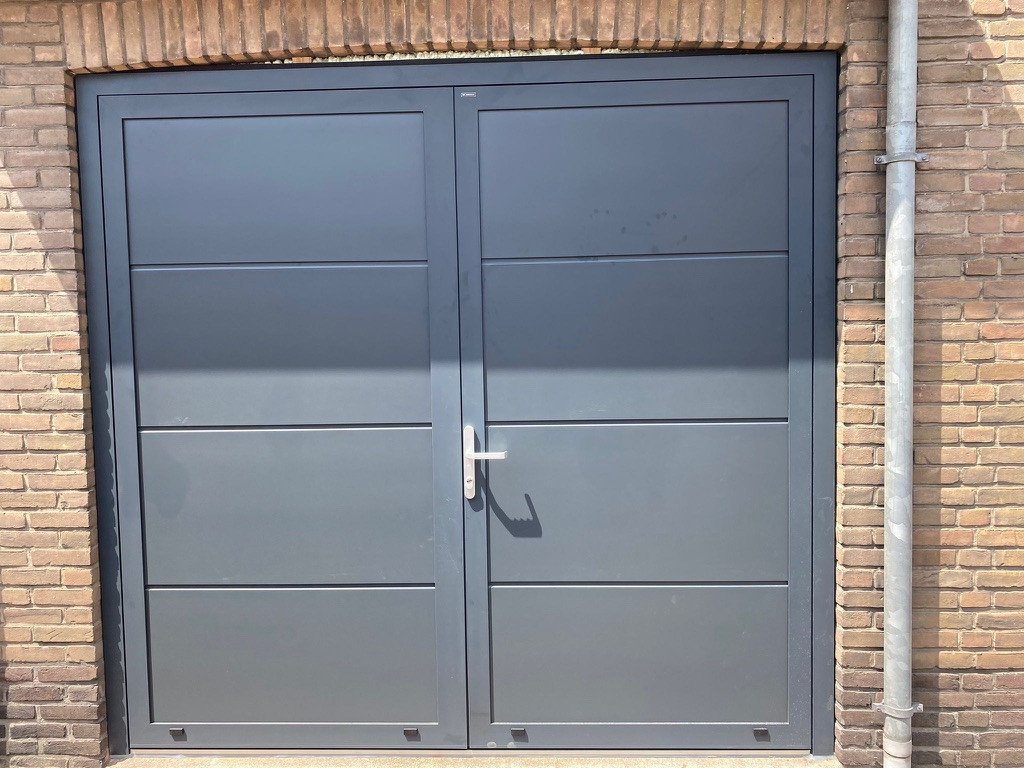 Stijlvolle openslaande garagepoort in Sittard-Geleen én Limburg. Openslaande garagepoort, afgewerkt in antracietkleur in Sittard-Geleen én Limburg.
