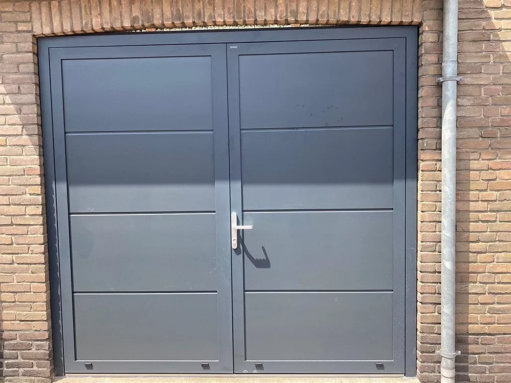 Flügeltor in anthrazitfarbener Ausführung in Sittard-Geleen und Limburg