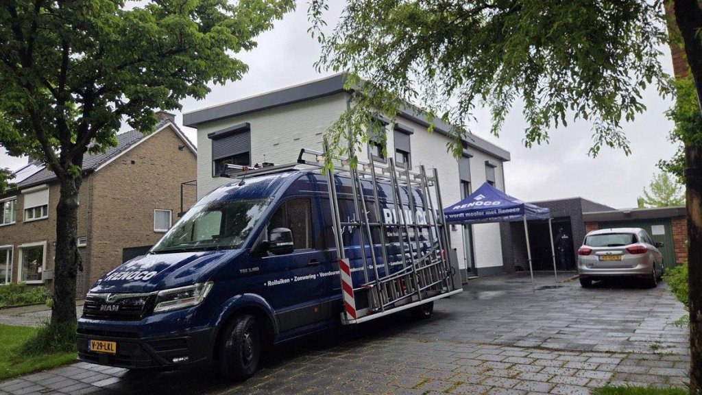 Renoco montagebus op locatie voor plaatsing van rolluiken, zonwering en maatwerkproducten.