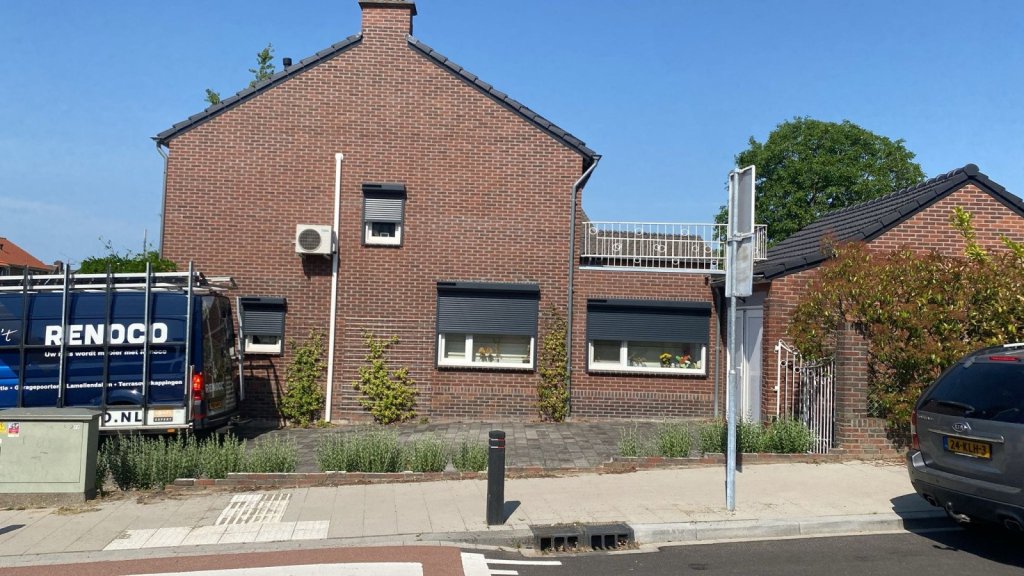 Moderne aluminium rolluiken op een woning in Limburg geplaatst door Renoco.