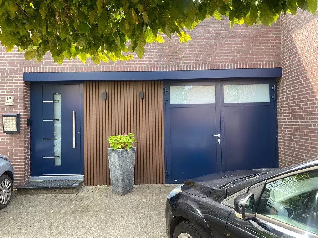Haustür in Kombination mit einem Sektionaltor in Sittard-Geleen und Limburg