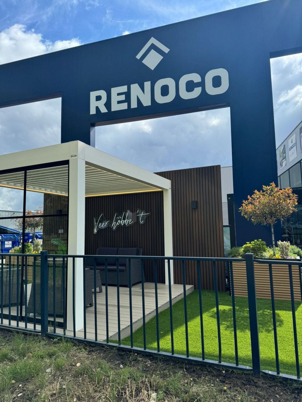 Moderner Garten-Showroom von Renoco mit stilvoller Terrassen&uuml;berdachung und Kunstrasen.