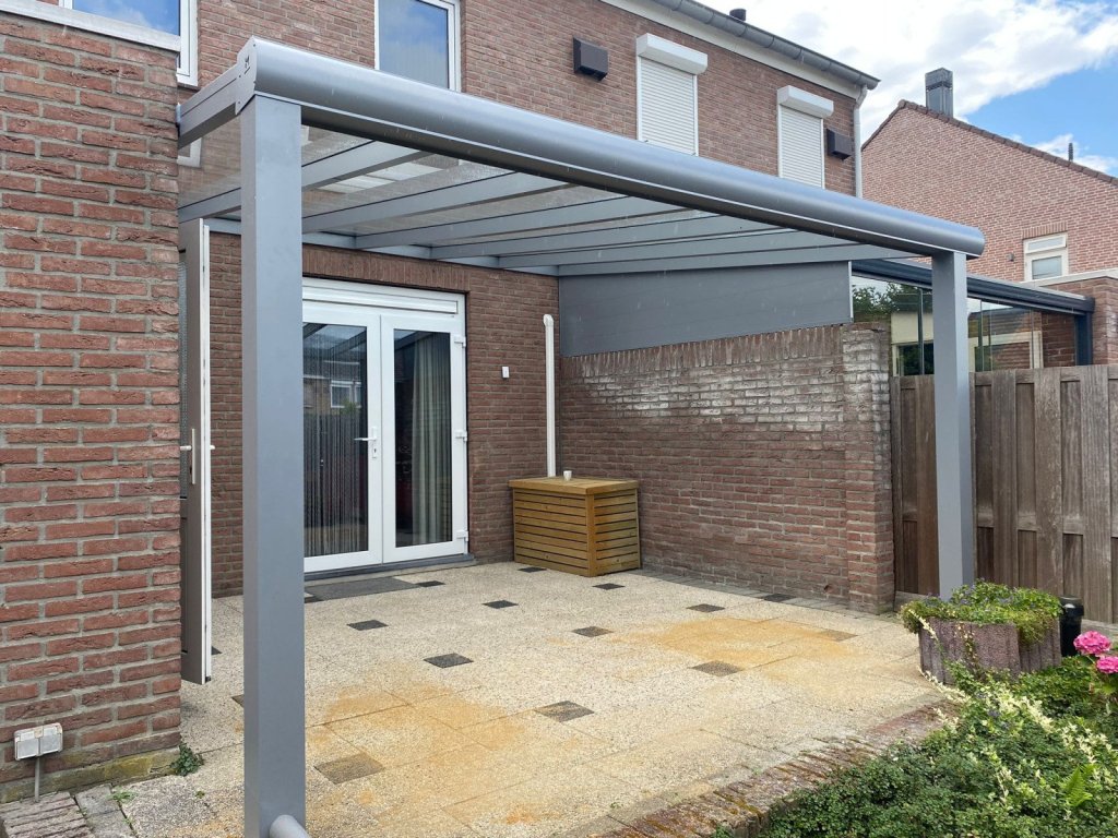 Antracieten veranda - overkapping aan huis in Sittard - Geleen Limburg.