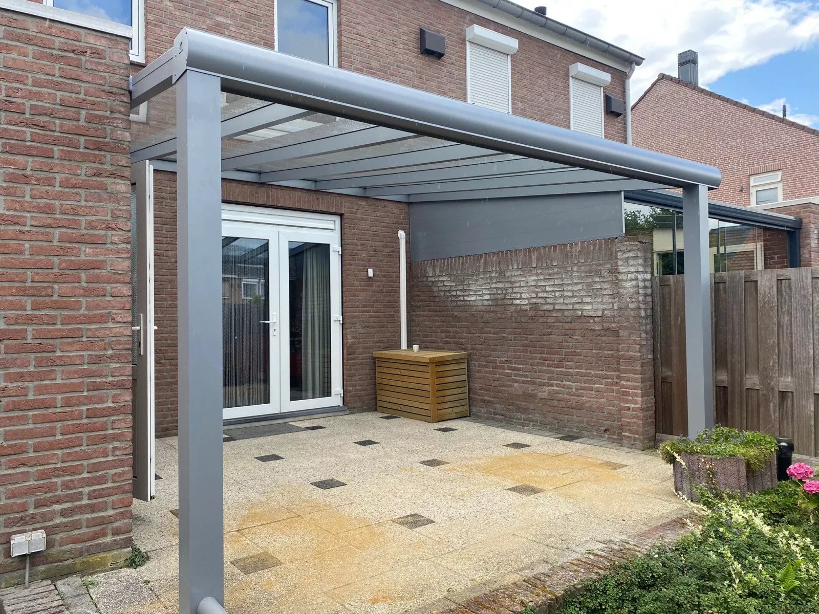 Anthracite veranda – patio cover attached to the house in Sittard-Geleen, Limburg