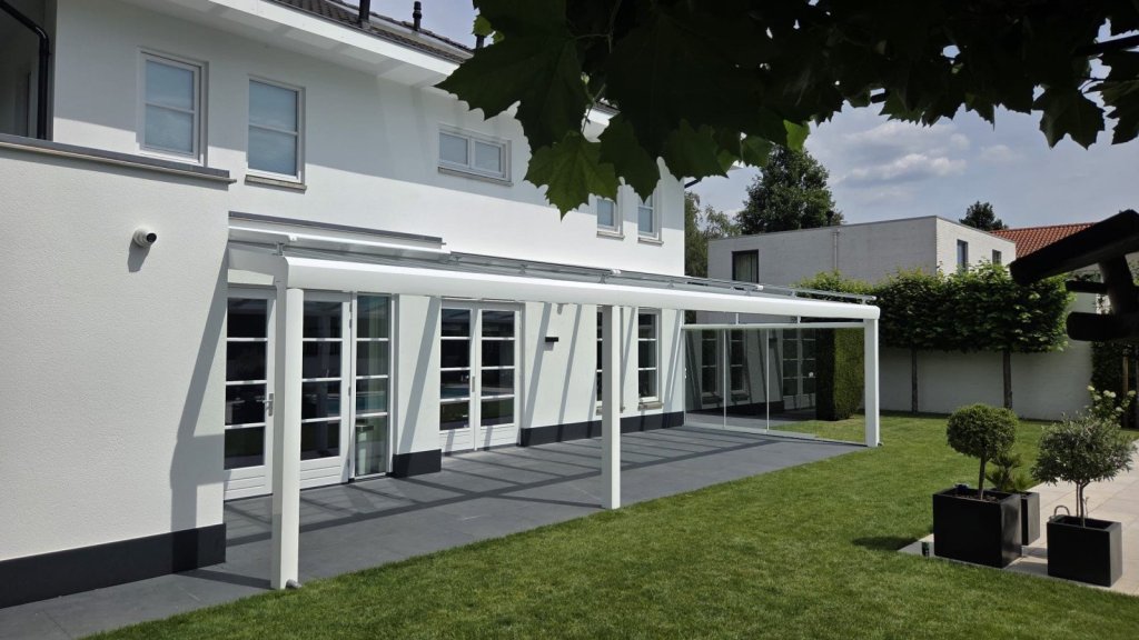 Moderne veranda met glazen schuifwanden in Sittard - Geleen Limburg.