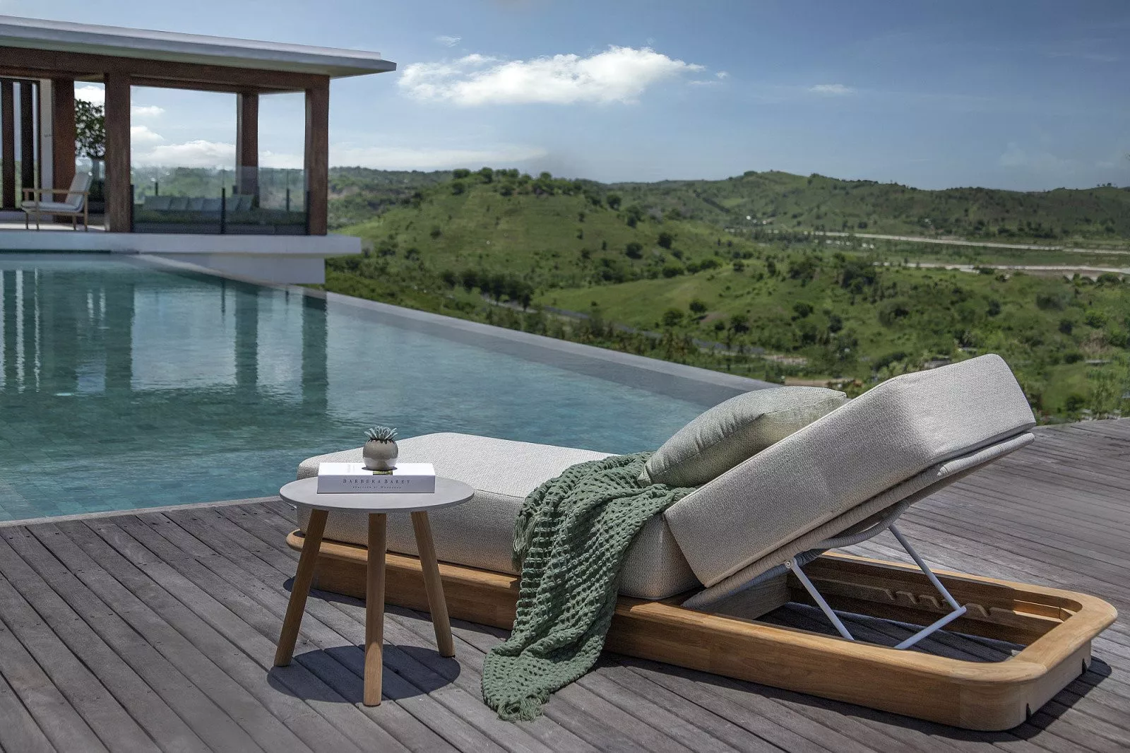 Luxuriöse Sonnenliege aus Teakholz mit beigefarbener Auflage und Beistelltisch Ronda, ideal für Ihren Garten oder Ihre Terrasse.