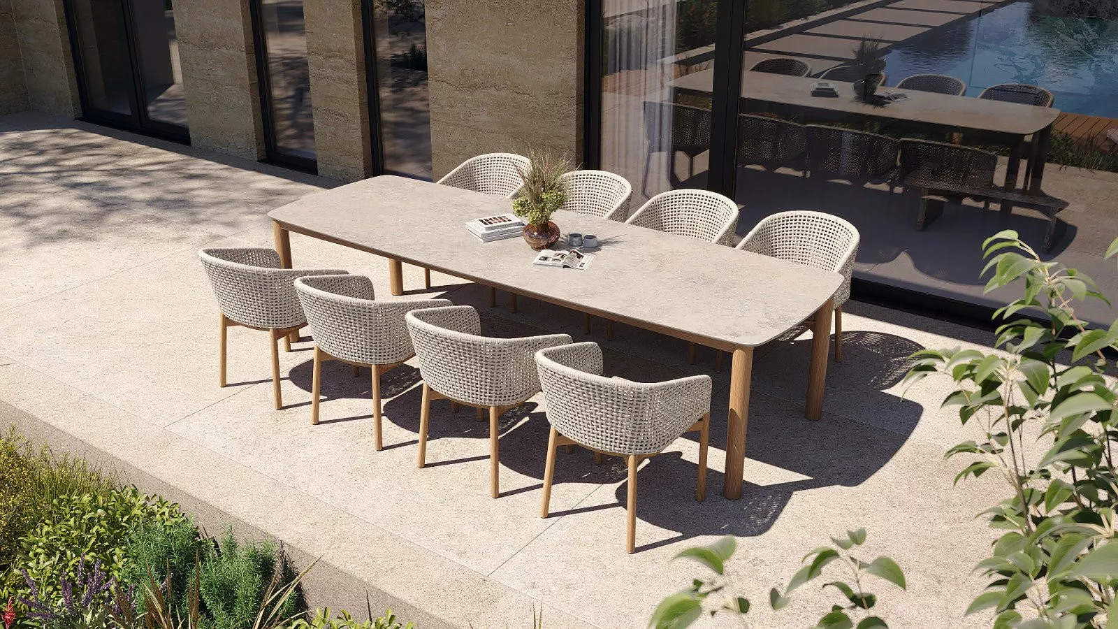 Eleganter Esstisch aus Teakholz mit stilvollen Armlehnstühlen, ideal für die Gartengestaltung.