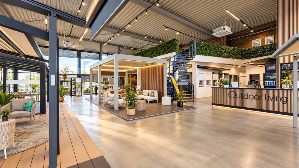 Renoco showroom in Sittard met terrasoverkappingen, zonwering en woonopstellingen.