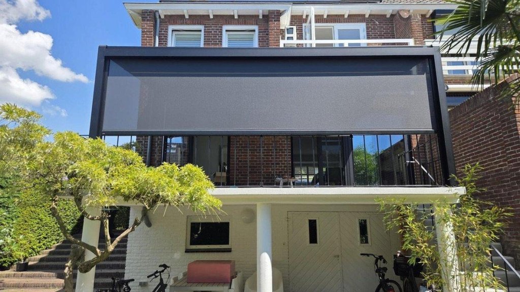 Zipscreen van Renoco op balkon voor verkoeling, privacy en comfort.