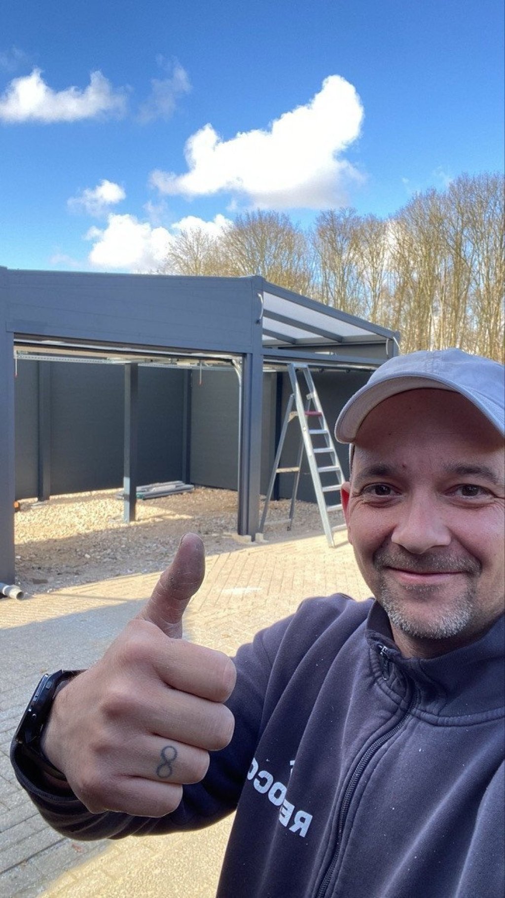 Renoco servicemonteur voor montage en service van terrasoverkappingen, zonwering en garagepoorten.