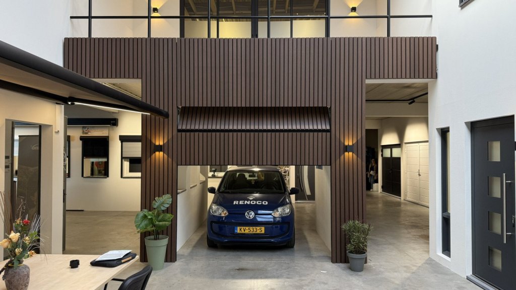 Composiet gevelbekleding Sittard - Geleen Limburg. Showroom met composiet gevelbekleding, inclusief een Renoco voertuig en diverse producten voor woning en tuin.