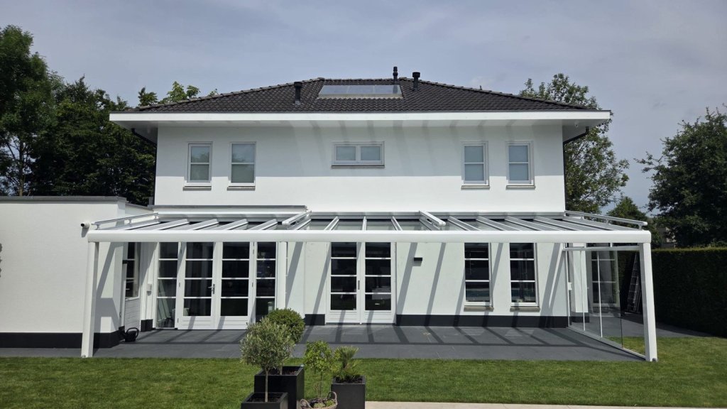Moderne overkapping aan huis met glazen elementen in Sittard - Geleen Limburg.