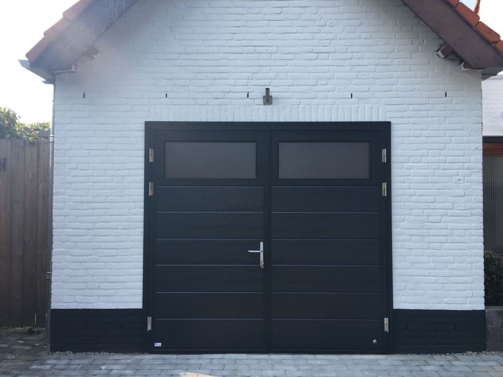 Schwarzes Fl&uuml;geltor mit Glaselementen und moderner Optik in Sittard-Geleen und Limburg.