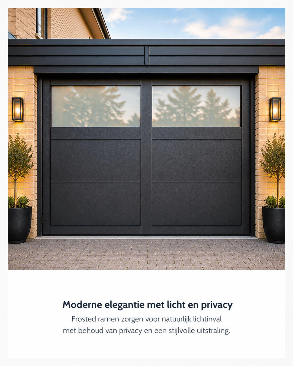 Moderne zwarte openslaande garagedeuren met ramen en sfeervolle verlichting bij luxe woning.