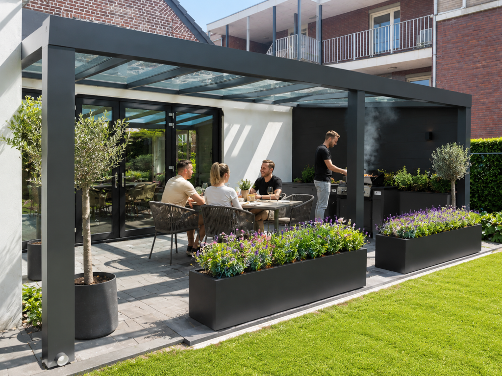 Moderne terrasoverkapping met glazen dak en gezellige zithoek in de tuin.