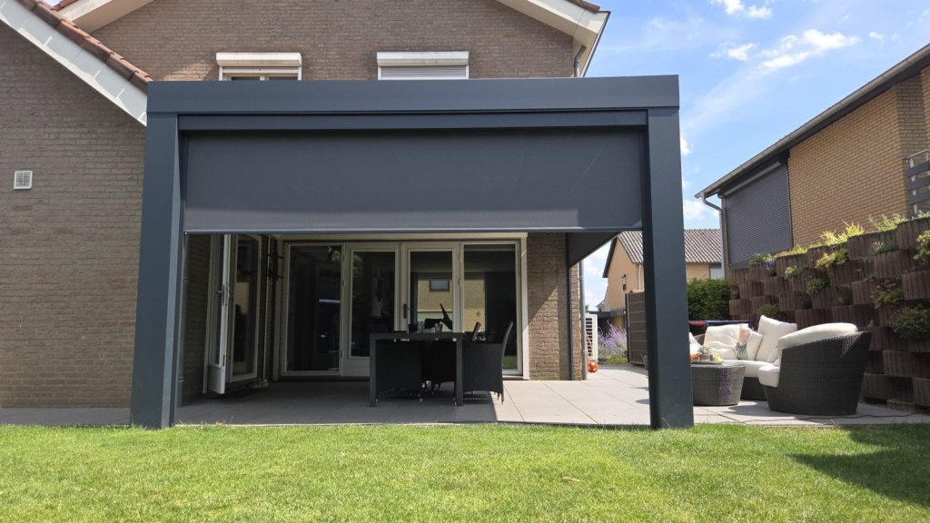 Overkapping aan huis achtergevel in Sittard - Geleen Limburg.