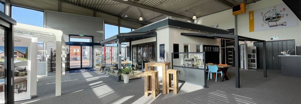 Renoco showroom in Sittard met terrasoverkappingen, glazen schuifwanden, zonwering en wooncomfortoplossingen onder &eacute;&eacute;n dak.
