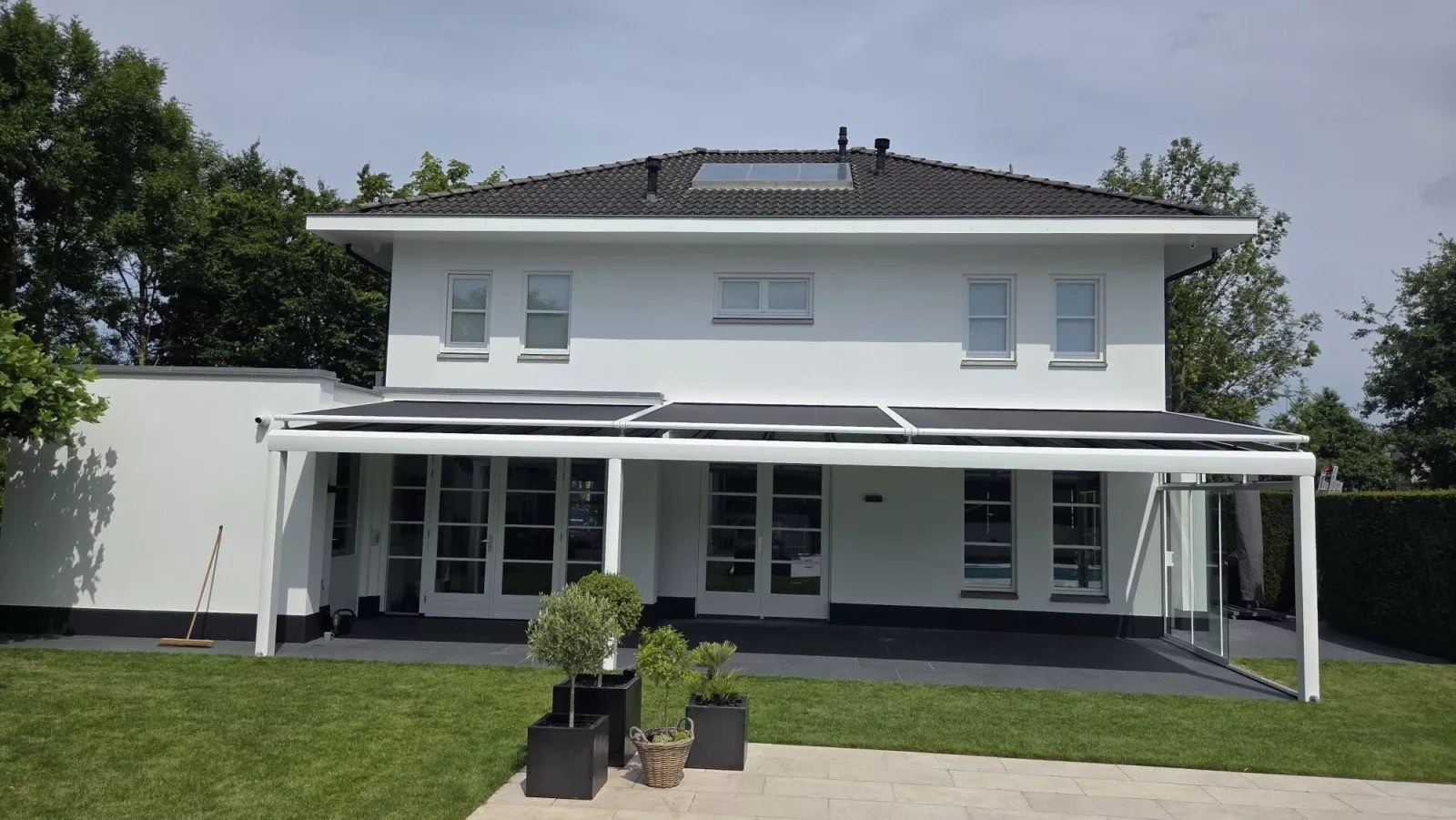 Attached patio cover with a veranda awning, installed on a contemporary house in Sittard-Geleen, Limburg