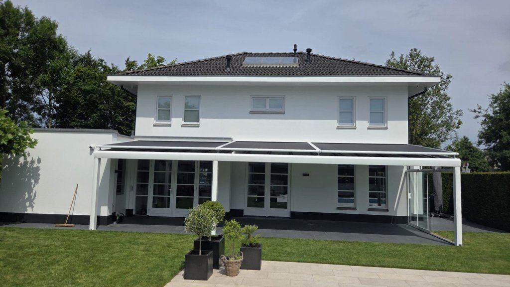 Overkapping aan huis met veranda zonwering, geplaatst aan een hedendaags huis in Sittard - Geleen Limburg.