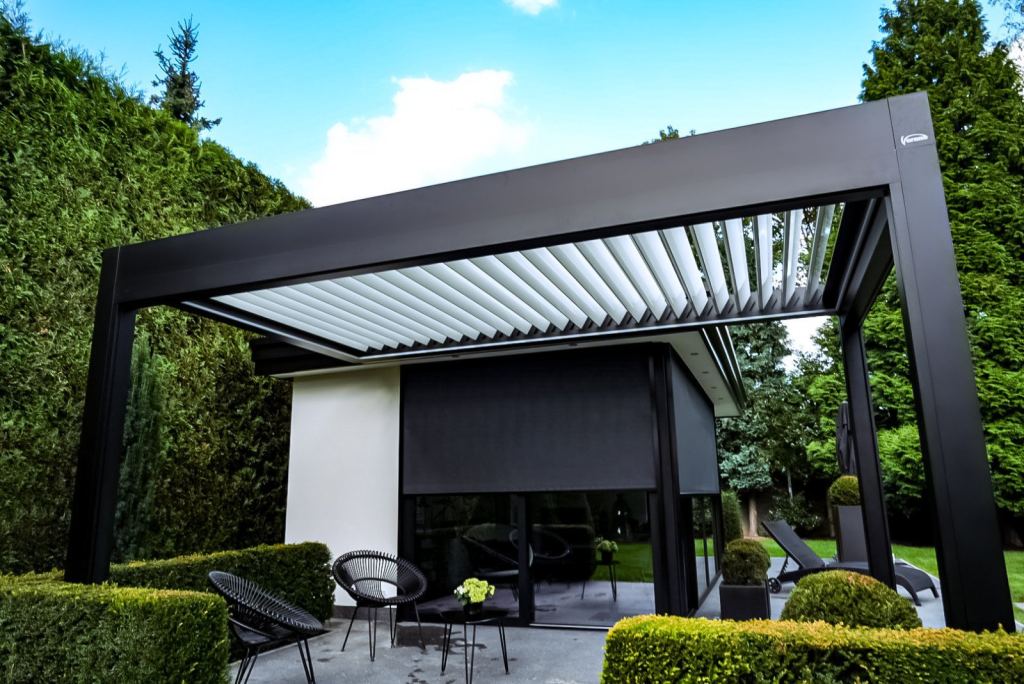 Couple relaxing on a luxury patio in a modern garden with high-quality outdoor living solutions from Renoco for optimal comfort and atmosphere.