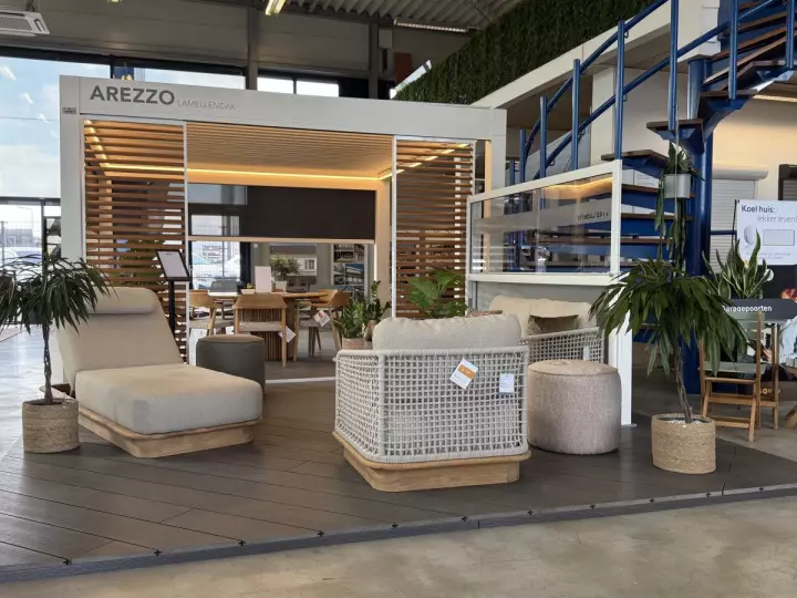 Loungeopstelling onder een pergola in de Renoco showroom