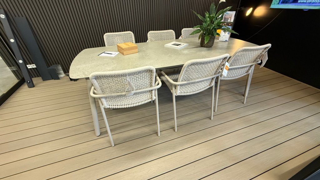 Composiet vlonderplanken Sittard - Geleen Limburg. Moderne tuinset met een grote tafel en comfortabele stoelen op composiet vlonderplanken.