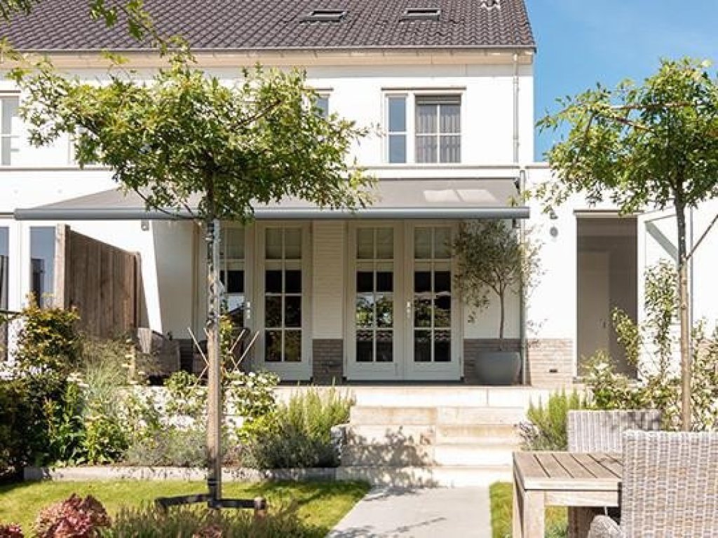 Hoogwaardige knikarmschermen voor uw terras in Sittard - Geleen en de rest van Limburg. Knikarmscherm het populairste zonnescherm aller tijden biedt optimale zonwering.