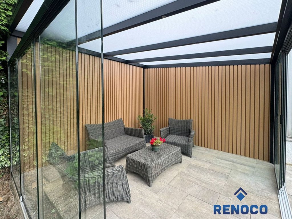 Verhoog uw comfort met een stijlvolle tuinkamer!. Luxe tuinkamer met glazen wanden, modern meubilair en houten bekleding voor een stijlvolle buitenbeleving.