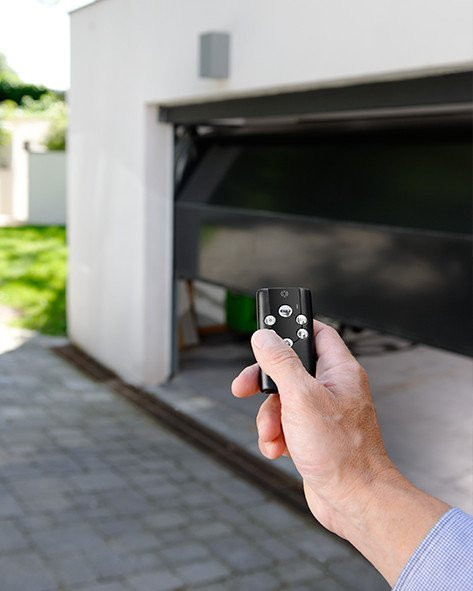 Met alle gemak uw poort openen met handzender Handzenders, bedien uw garagedeur eenvoudig met veilige, gecodeerde handzenders.